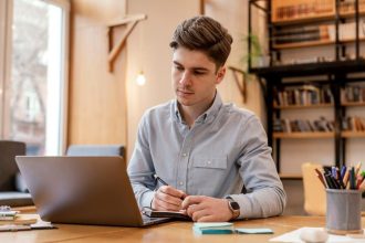 Do wstrzymywania płatności przyznaje się blisko połowa badanych firm.