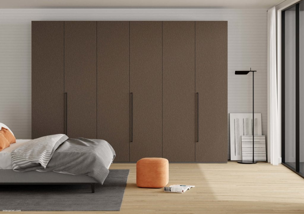 Decor Ena firmy Interprint w ciemnobrązowym kolorze wizualizacja na szafie w sypialni - miesięcznik i portal informacyjny branży meblarskiej biznes.meble.pl