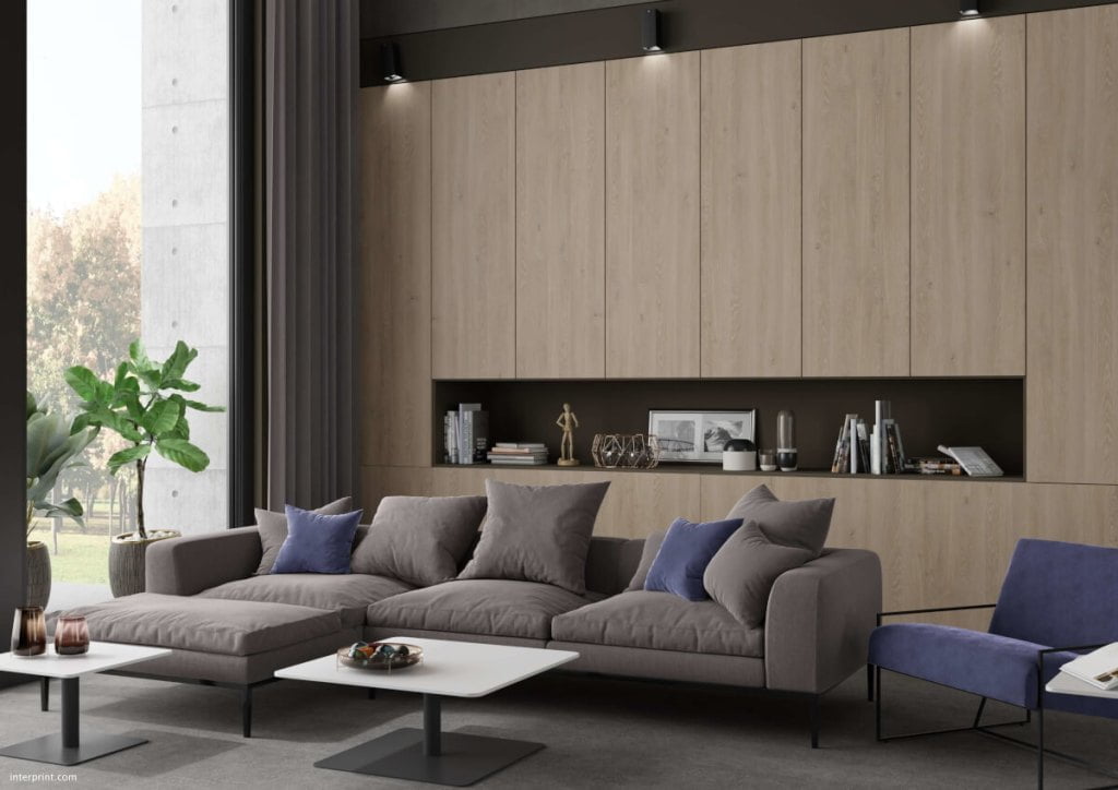 Interprint dekor Tammi, wizualizacja na szafie, przed którą stoi narożnik z poduszkami - miesięcznik i portal informacyjny branży meblarskiej biznes.meble.pl