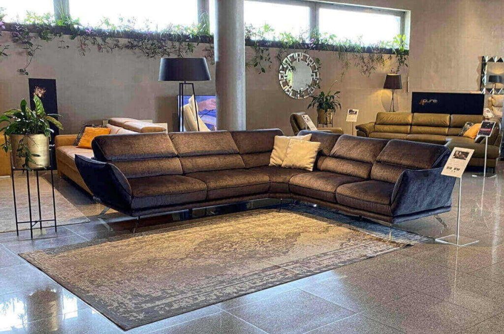 Polipol International Polen targi wewnętrzne z prezentowanym czarnym narożnikiem w skórze.