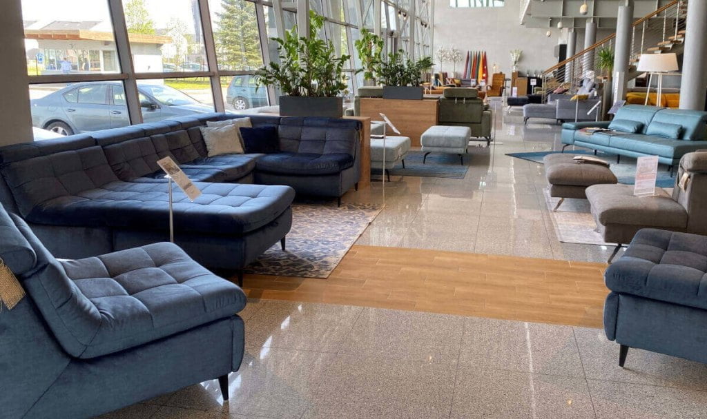 Polipol International Polen targi wewnętrzne, prezentacja tapicerowanych narożników.