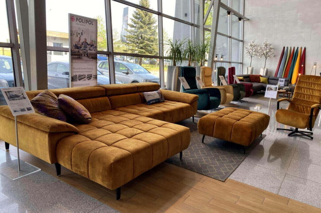 Polipol International Polen targi wewnętrzne z prezentowanym narożnikiem w kolorze musztardowym.