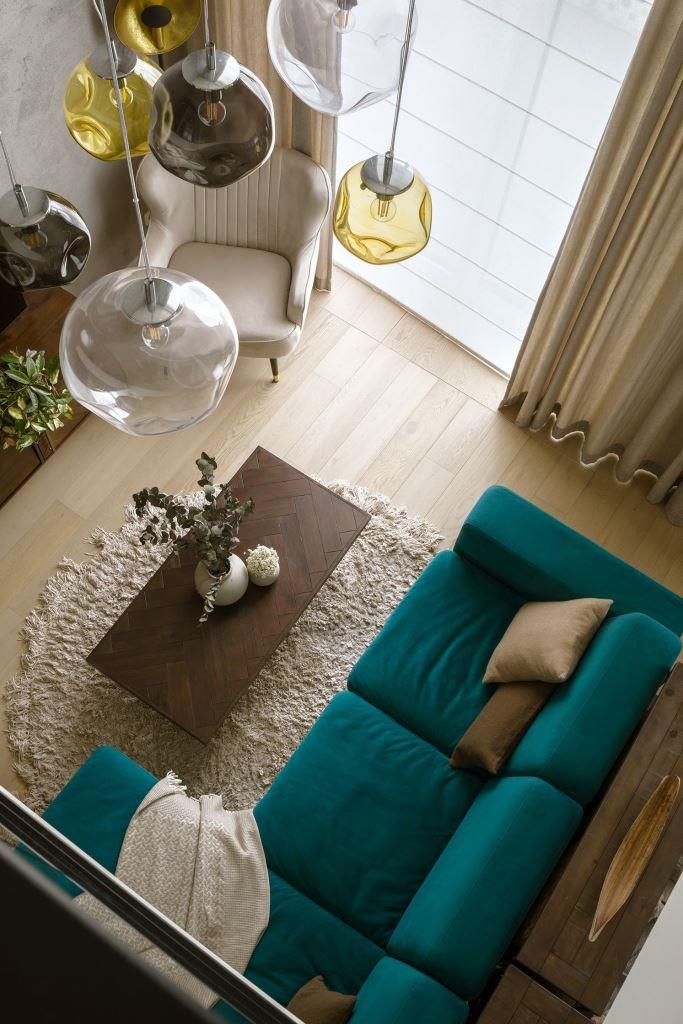 Dwupoziomowy apartament w Warszawie, proj. Balicka Design - salon, widok z góry.