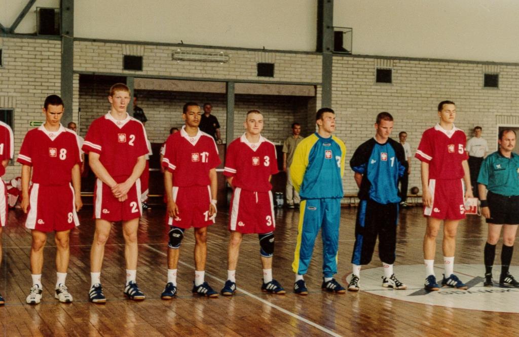 Przedmeczowa prezentacja drużyn juniorów Polski i Białorusi przed meczem. W reprezentacji Polski wystąpił w tym meczu Maciej Borsukowicz (na zdjęciu: czwarty od lewej).