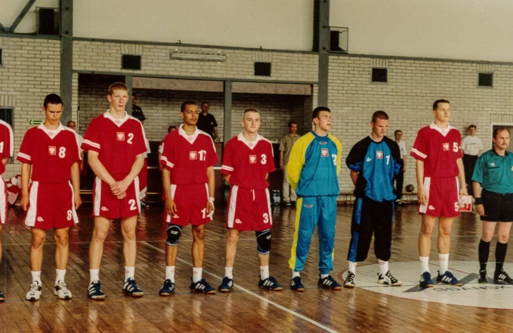 Przedmeczowa prezentacja drużyn juniorów Polski i Białorusi przed meczem. W reprezentacji Polski wystąpił w tym meczu Maciej Borsukowicz (na zdjęciu: czwarty od lewej).