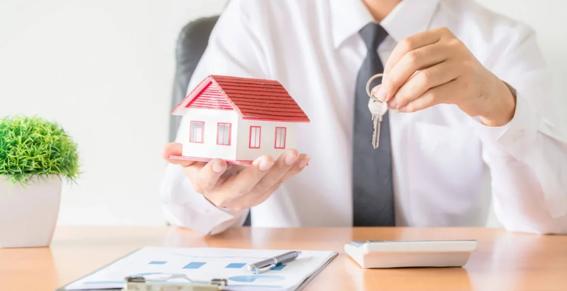 house-key-home-insurance-broker-agent-s-hand-protection-miesiecznik-i-portal-informacyjny-branzy-meblarskiej-biznes-meble-pl