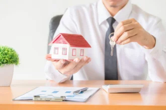 house-key-home-insurance-broker-agent-s-hand-protection-miesiecznik-i-portal-informacyjny-branzy-meblarskiej-biznes-meble-pl