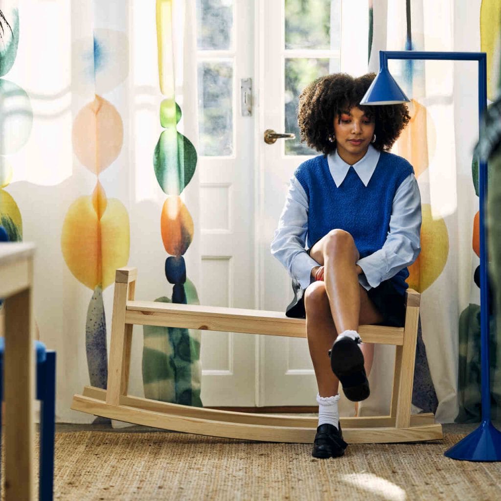 Ławka IKEA PS 2026 delikatnie się kołysze z boku na bok. Drewno sosnowe nadaje projektowi Marty Krupińskiej ciepły, naturalny charakter.