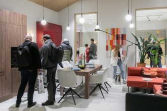 Poznańskie targi MEBLE POLSKA są barometrem panujących w branży na początku roku nastrojów. Na zdjęciu: tegoroczne stoisko firmy Meble Wójcik.