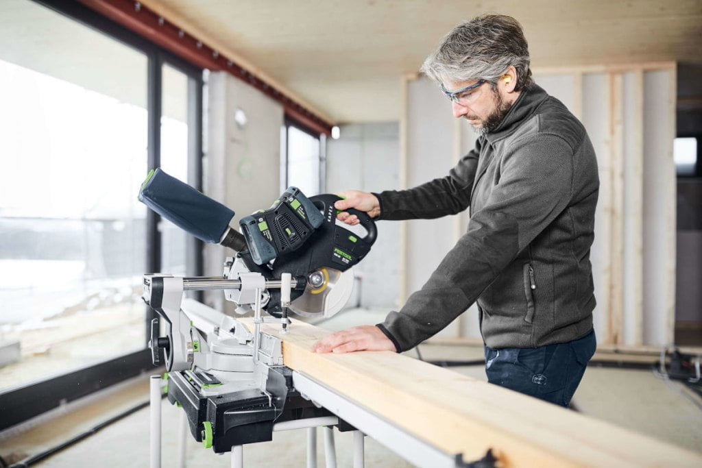 Festool - człowiek tnący drewno KSC60