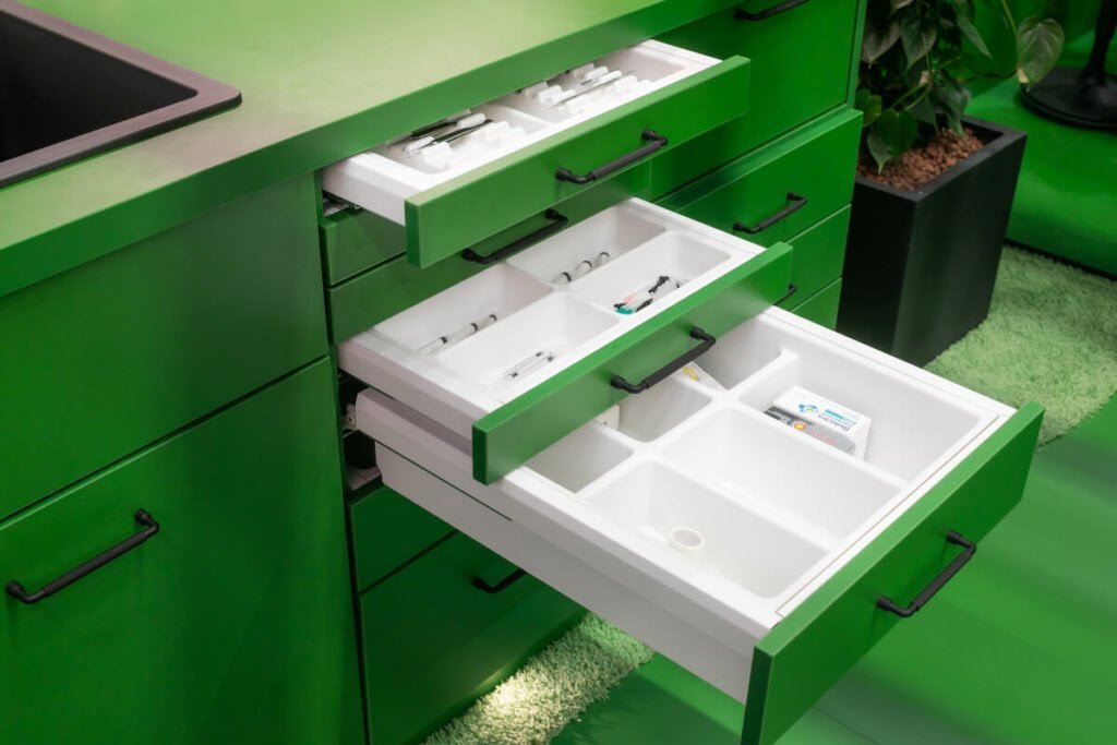 Hafele - szuflady na stoisku na targach Interzum 2023 - miesięcznik i portal informacyjny branży meblarskiej biznes.meble.pl