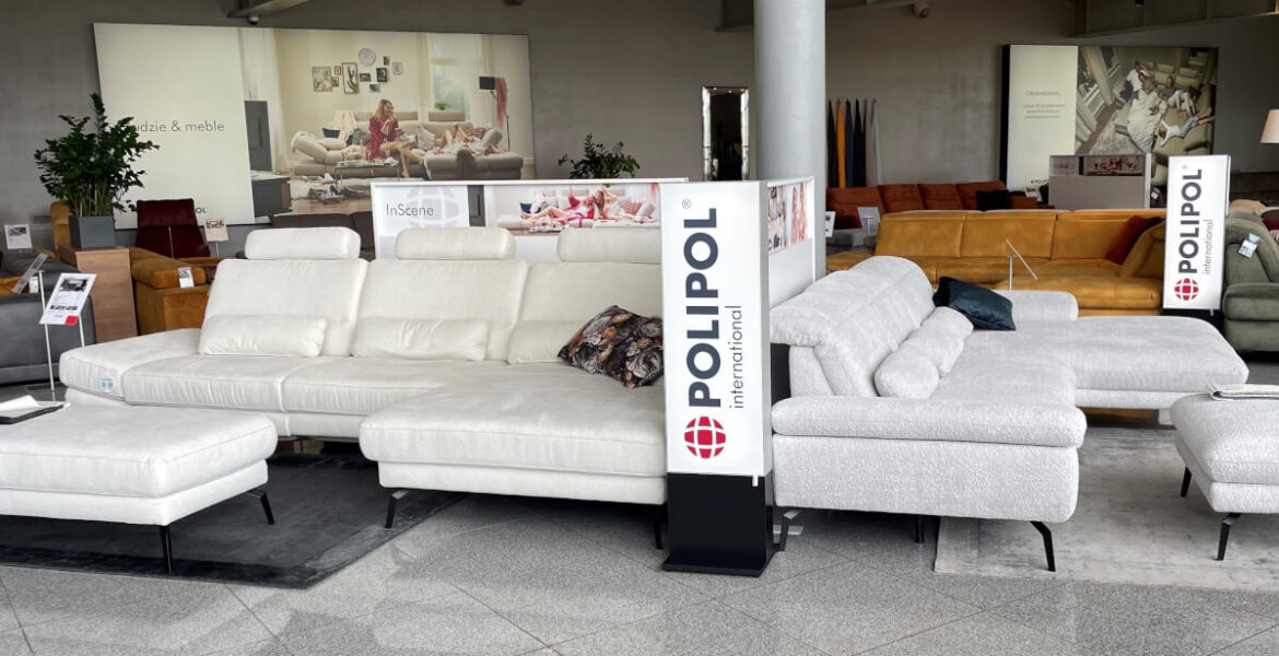 Polipol International Polen targi wewnętrzne 2023, prezentacja tapicerowanych mebli.