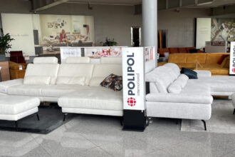 Polipol International Polen targi wewnętrzne 2023, prezentacja tapicerowanych mebli.