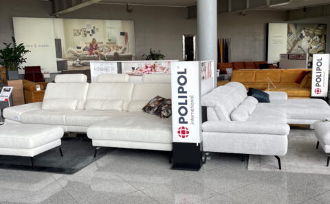 Polipol International Polen targi wewnętrzne 2023, prezentacja tapicerowanych mebli.
