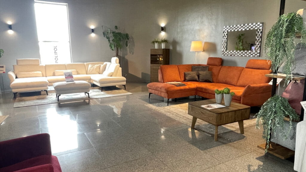 Polipol International Polen targi wewnętrzne 2023, prezentacja tapicerowanych mebli.