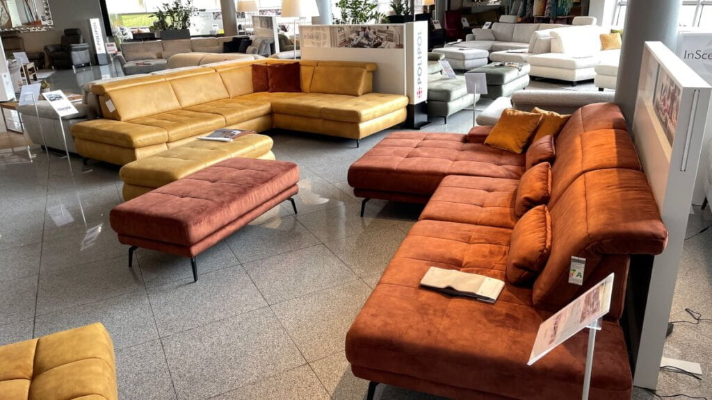 Polipol International Polen targi wewnętrzne 2023, prezentacja tapicerowanych mebli.