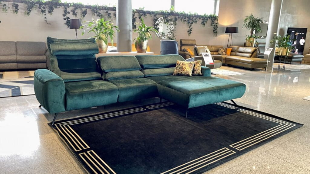 Polipol International Polen targi wewnętrzne 2023, prezentacja tapicerowanych mebli.