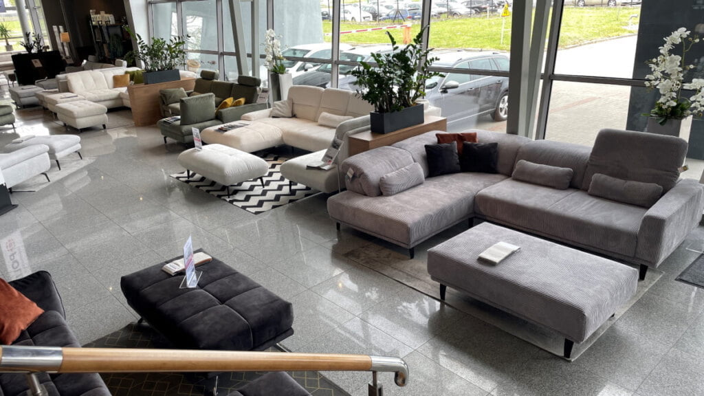 Polipol International Polen targi wewnętrzne 2023, prezentacja tapicerowanych mebli.