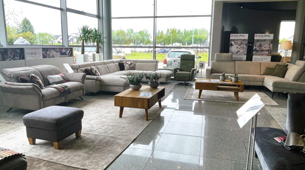 Polipol International Polen targi wewnętrzne 2023, prezentacja tapicerowanych mebli.