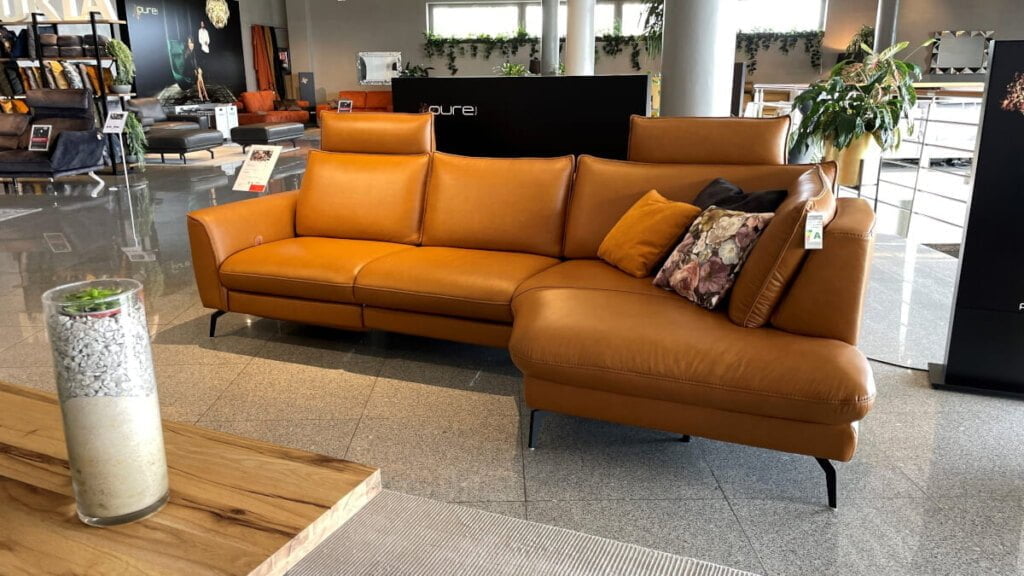 Polipol International Polen targi wewnętrzne 2023, prezentacja tapicerowanych mebli.