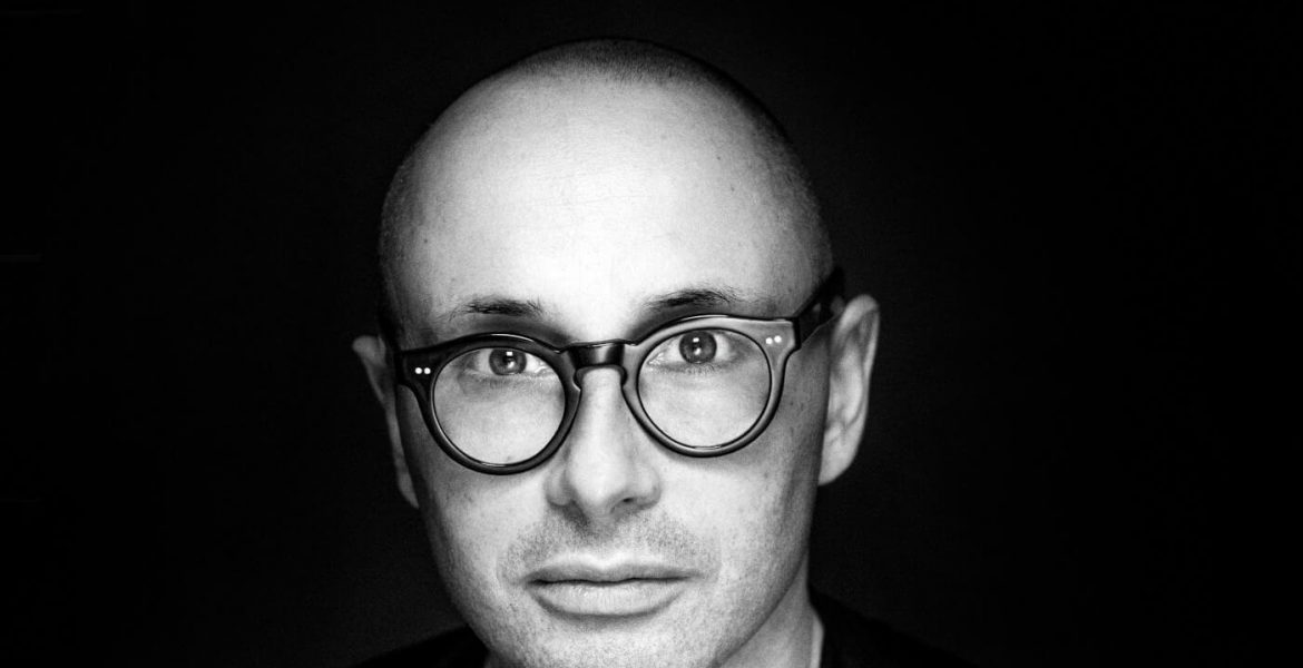 Adam Pulwicki, architekt wnętrz z ponad 20-letnim doświadczeniem.