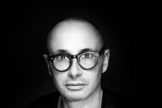 Adam Pulwicki, architekt wnętrz z ponad 20-letnim doświadczeniem.