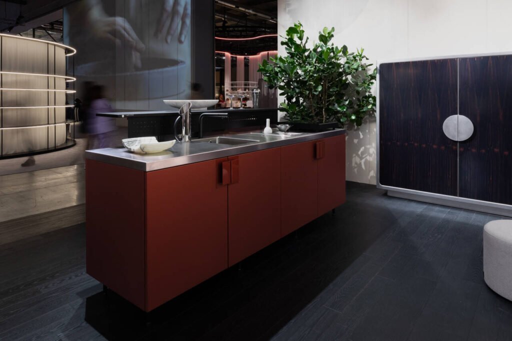 Prisma zaprezentowała się na targach EuroCucina z marką Abimis. Wysokowydajna stal nierdzewna to kluczowy element kuchni Atria, zrealizowanej w hołdzie sztuce miksologii. Fot. Monica Spezia | Salone del Mobile.Milano.