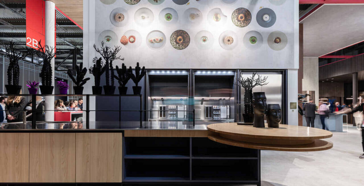 Projekt CUCINAnD'O, który szef kuchni Davide Oldani opracował we współpracy z Attilą Veressem, trafił do katalogu ARAN Cucine i jest częścią szerszej refleksji łączącej sztukę kulinarną ze zrównoważonym rozwojem. Fot. Monica Spezia | Salone del Mobile.Milano.