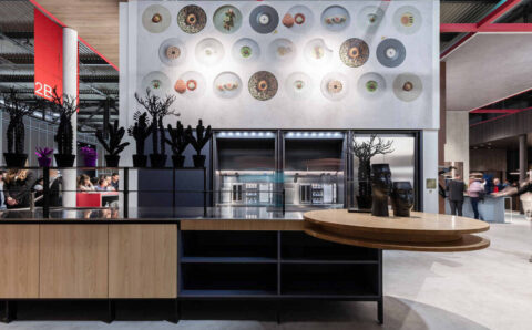 Projekt CUCINAnD'O, który szef kuchni Davide Oldani opracował we współpracy z Attilą Veressem, trafił do katalogu ARAN Cucine i jest częścią szerszej refleksji łączącej sztukę kulinarną ze zrównoważonym rozwojem. Fot. Monica Spezia | Salone del Mobile.Milano.