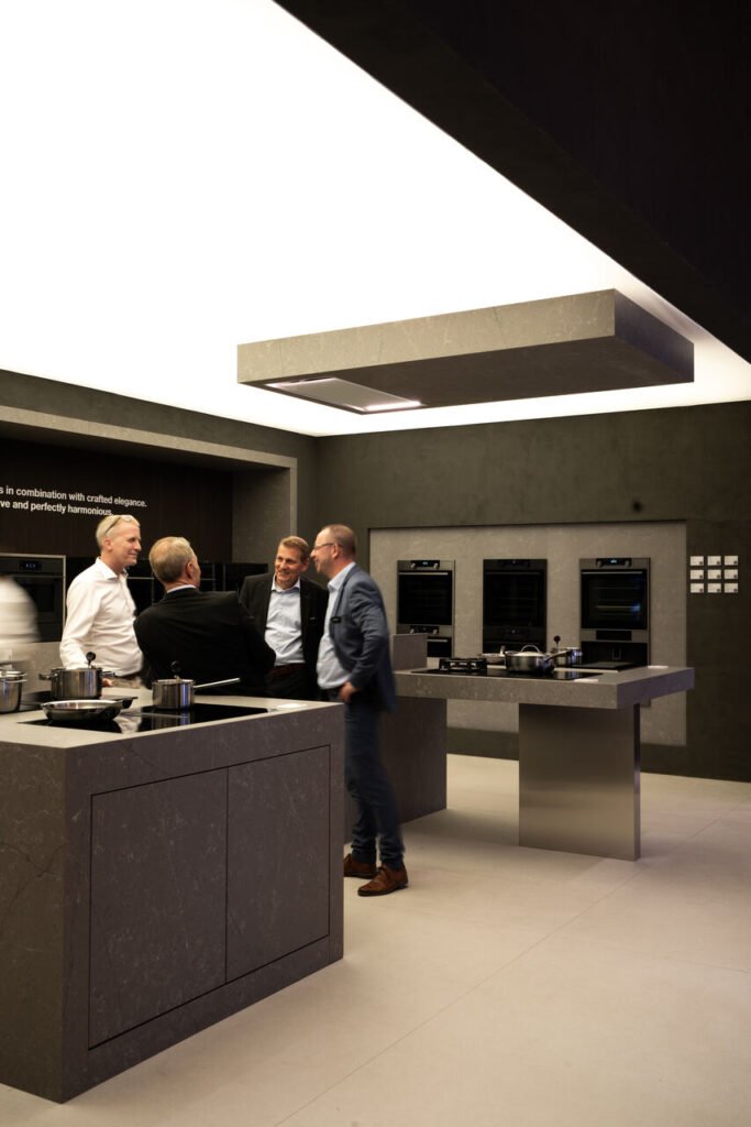 Dbałość o szczegóły i sposób, w jaki ASKO bierze pod uwagę każdy aspekt, aby stworzyć kompletne doświadczenie – od starannego doboru materiałów po to, jak urządzenia są zaprojektowane pod kątem stylu, wydajności i zrównoważonego rozwoju – to temat przewodni obecności firmy na tegorocznych targach w Mediolanie. Fot. Paolo Riolzi | Salone del Mobile.Milano.