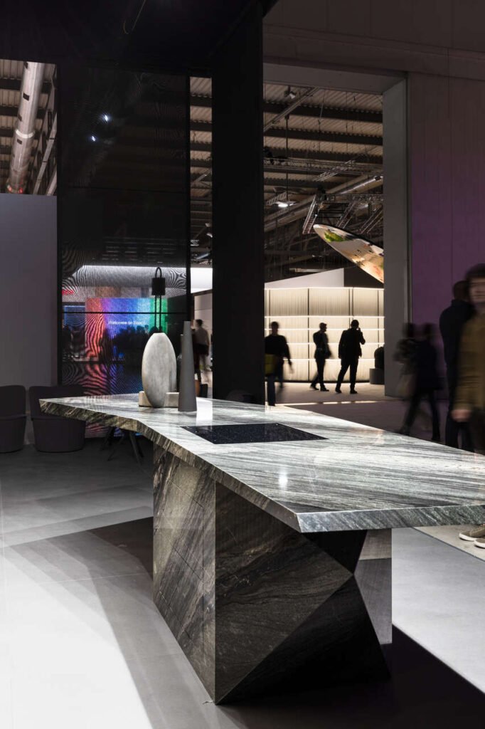 Eggersmann przedstawił Nami, proj. Yabu Pushelberg, czyli monolit, który wygląda jakby przybył z kosmosu, ale zawiera najlepsze materiały z Ziemi. To kuchnia wyspowa, w której brąz i kwarcyt spotykają się w obiekcie, który wydaje się unosić. Fot. Monica Spezia | Salone del Mobile.Milano.