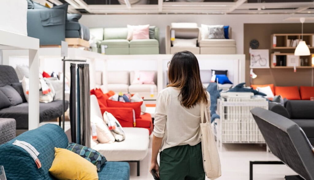 Inquiry - Pani w salonie wybiera meble - miesięcznik i portal informacyjny branży meblarskiej biznes.meble.pl