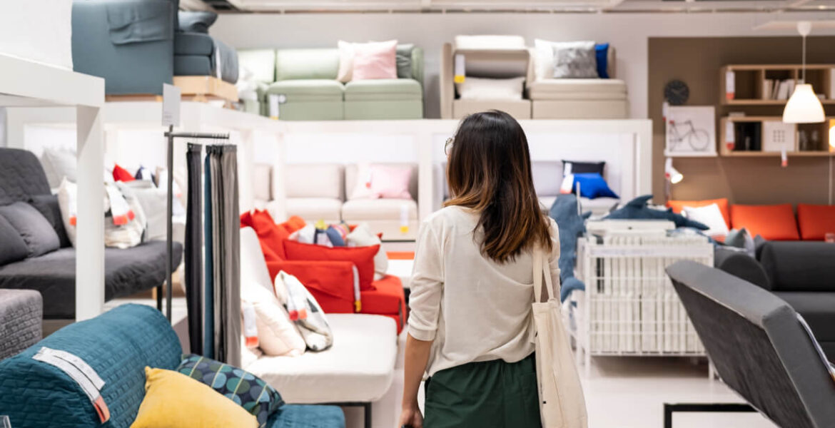 Inquiry - Pani w salonie wybiera meble - miesięcznik i portal informacyjny branży meblarskiej biznes.meble.pl