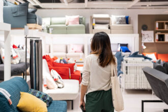 Inquiry - Pani w salonie wybiera meble - miesięcznik i portal informacyjny branży meblarskiej biznes.meble.pl