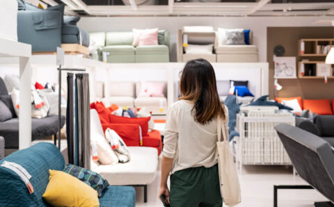 Inquiry - Pani w salonie wybiera meble - miesięcznik i portal informacyjny branży meblarskiej biznes.meble.pl