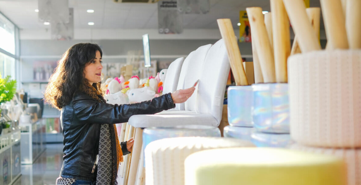 Inquiry - Pani w sklepie wybiera meble - miesięcznik i portal informacyjny branży meblarskiej biznes.meble.pl