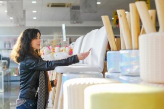 Inquiry - Pani w sklepie wybiera meble - miesięcznik i portal informacyjny branży meblarskiej biznes.meble.pl