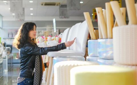 Inquiry - Pani w sklepie wybiera meble - miesięcznik i portal informacyjny branży meblarskiej biznes.meble.pl