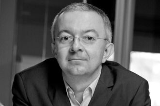 Zdjęcie portretowe Jerzego Krzanowskiego, Kraków 2015 r. Biznesmen otrzymał pośmiertnie Stand with Ukraine Awards i order od prezydenta Ukrainy.