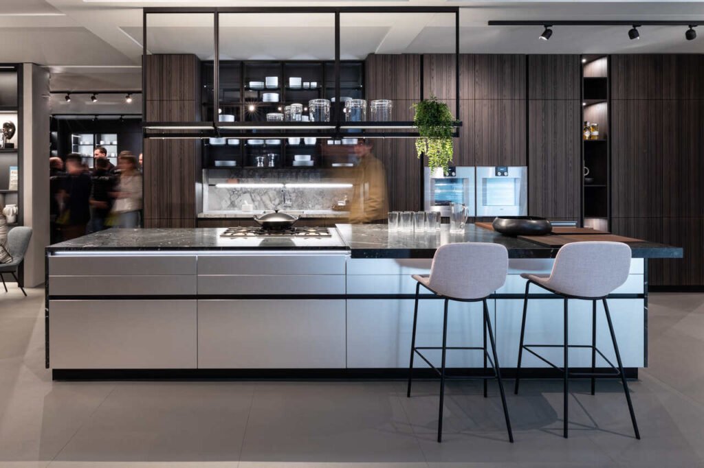 Marka LEICHT zaprezentowała kuchnię BAHIA, główny produkt z najnowszej kolekcji. Najbardziej przyciągającym wzrok elementem był front fornirowany z pionową strukturą rowków. Fot. Monica Spezia | Salone del Mobile.Milano.