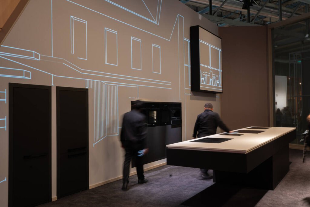 Na powierzchni prawie 1 tys. m2 Miele zaprezentowało niespotykaną dotąd odsłonę marki i produktu. Pod hasłem „Puls każdej kuchni” odwiedzający wyruszyli w inspirującą podróż, podczas której poznali dwa nowe światy kolorów i funkcje cyfrowe zapewniające wygodne i zrównoważone życie. Fot. Paolo Riolzi | Salone del Mobile.Milano.