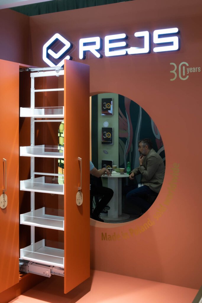 Rejs - stoisko na targach Interzum 2023 - cargo wysokie - miesięcznik i portal informacyjny branży meblarskiej biznes.meble.pl