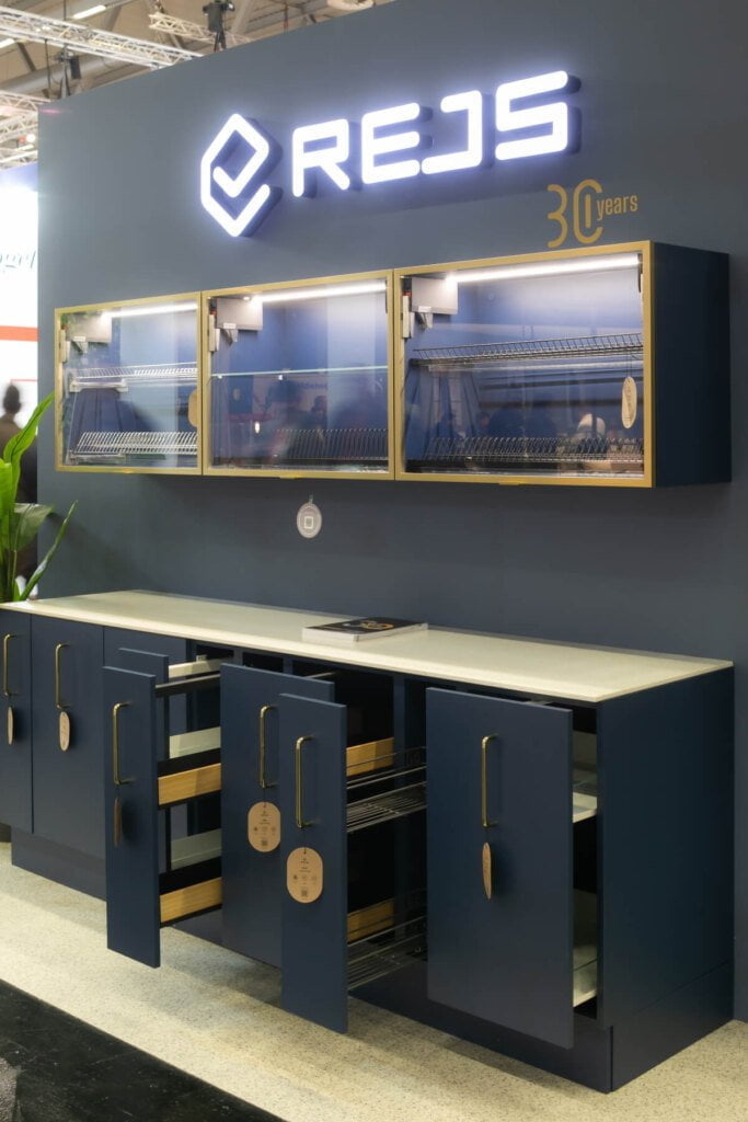 Rejs - stoisko na targach Interzum 2023 - kuchnia - miesięcznik i portal informacyjny branży meblarskiej biznes.meble.pl