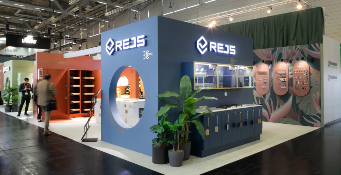 Rejs - stoisko na targach Interzum 2023 - miesięcznik i portal informacyjny branży meblarskiej biznes.meble.pl