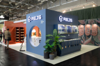 Rejs - stoisko na targach Interzum 2023 - miesięcznik i portal informacyjny branży meblarskiej biznes.meble.pl