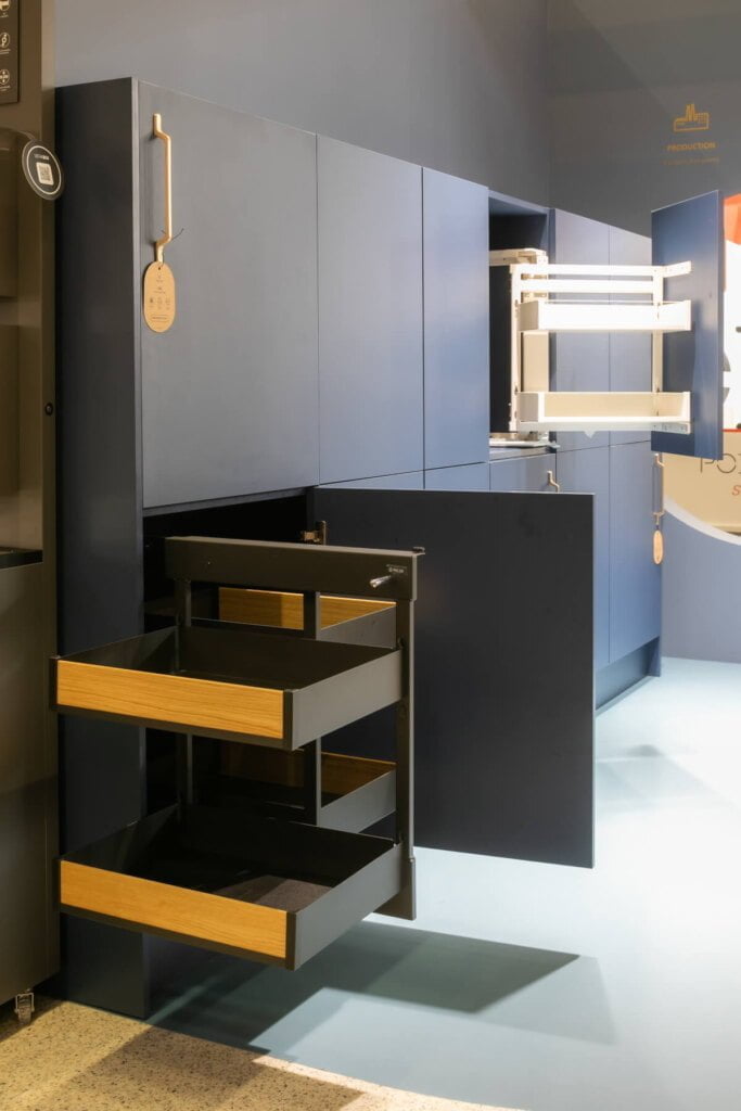 Rejs - stoisko na targach Interzum 2023 - system narożny Puro - miesięcznik i portal informacyjny branży meblarskiej biznes.meble.pl