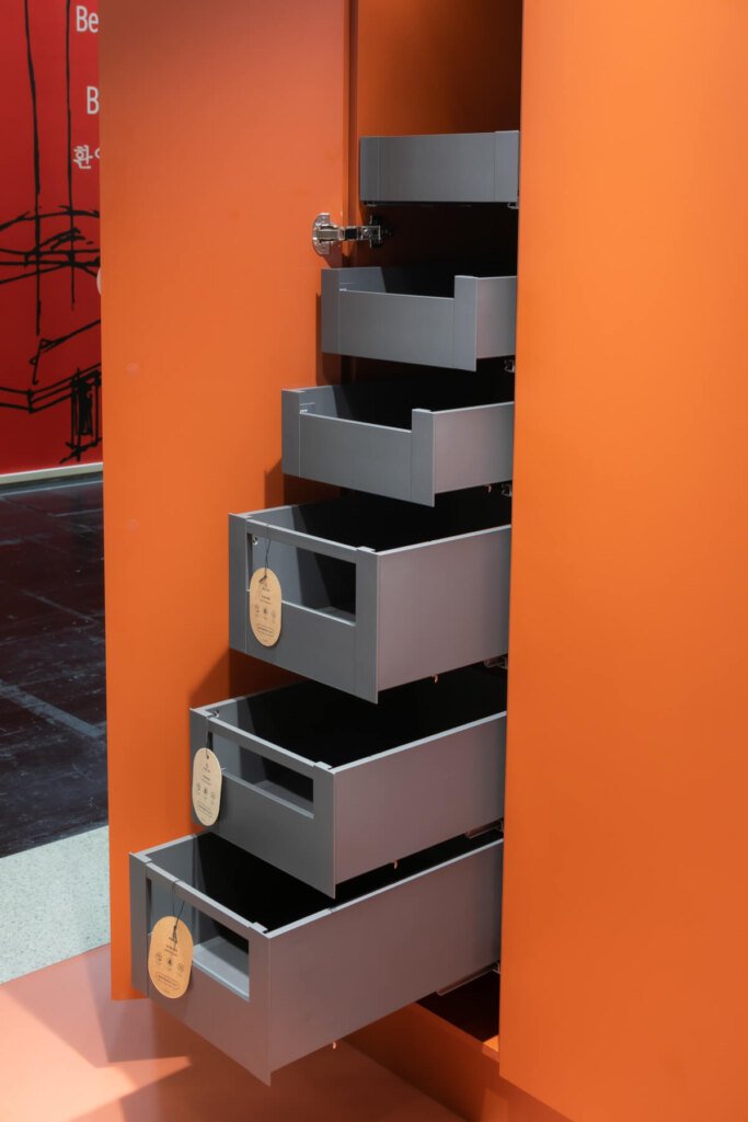 Rejs - stoisko na targach Interzum 2023 - szyflady Ultra Box - miesięcznik i portal informacyjny branży meblarskiej biznes.meble.pl