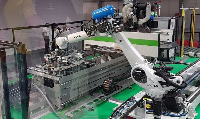 Robot ekspozycja Xylexpo. Miesięcznik i portal informacyjny branży meblarskiej biznes.meble.pl