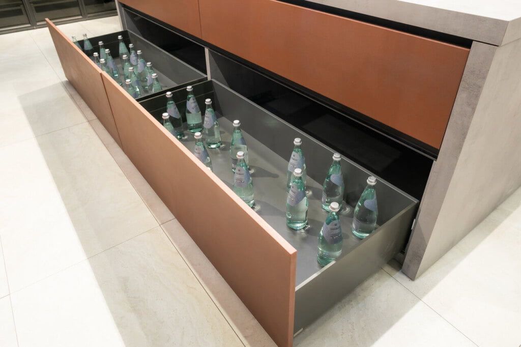 Salice - targi interzum 2023 - Prowadnica F70 - miesięcznik i portal informacyjny branży meblarskiej biznes.meble.pl