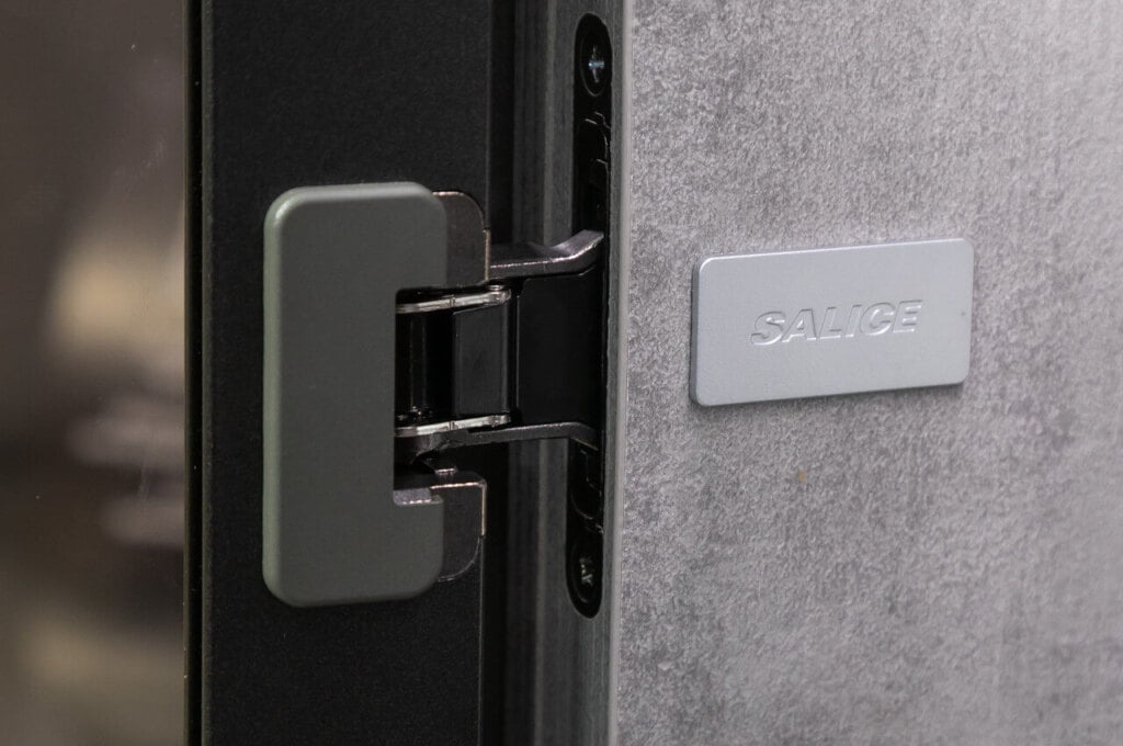 Salice - targi interzum 2023 - Zawias Conecta Salice - miesięcznik i portal informacyjny branży meblarskiej biznes.meble.pl